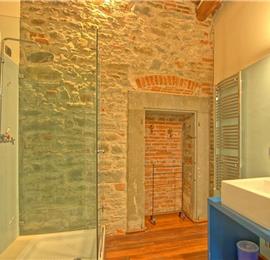 Spacious 4 Bedroom Apartment in Stunning Cortona Town, Sleeps 8